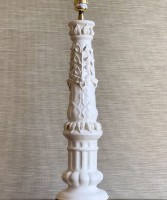 Excelente lámpara vintage de cerámica blanca de Manises, M. Navarro. Años 50-60.