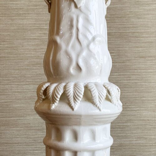 Excelente lámpara vintage de cerámica blanca de Manises, M. Navarro. Años 50-60.