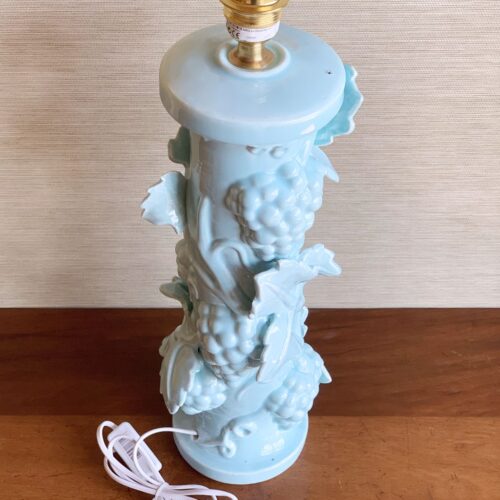 VID CON UVAS - lámpara de cerámica de Manises en color azul pálido. C. Hispania. Vintage 50s-60s.