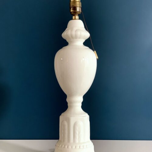 Lámpara de cerámica de Manises, Bondía. Vintage 50s-60s. Cerámica blanca y peana de madera dorada.