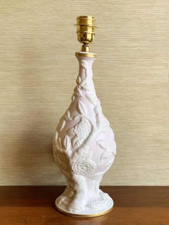 Lámpara de cerámica de Manises. Fondo rosa con flores blancas. C. Hispania. Vintage años 50s-60s.