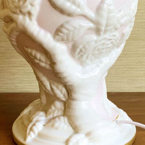 Lámpara de cerámica de Manises. Fondo rosa con flores blancas. C. Hispania. Vintage años 50s-60s.