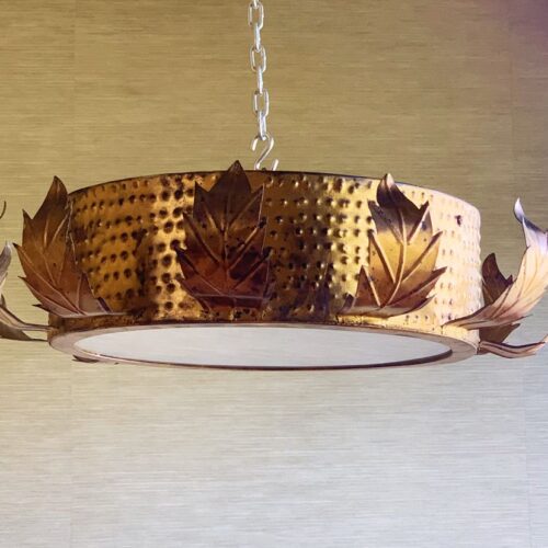 Lámpara o plafón sol en forja dorada, con diseño de hojas. Vintage años 50.