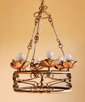 Espectacular gran chandelier o lámpara de techo, forja dorada al pan de oro. Hecha en España, vintage 50s-60s.
