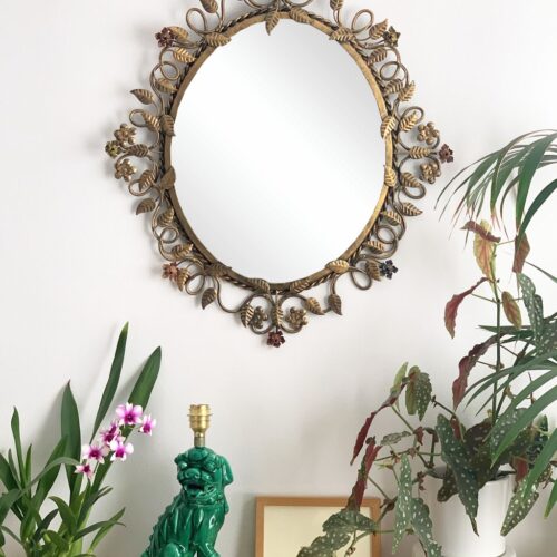 Espejo con marco de forja dorada, con ramas y flores, vintage años 60.