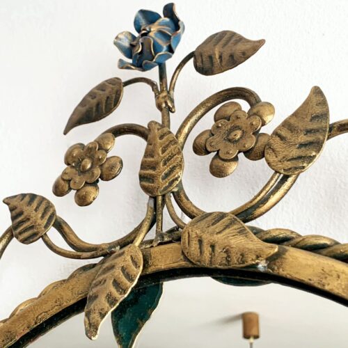 Espejo con marco de forja dorada, con ramas y flores, vintage años 60.