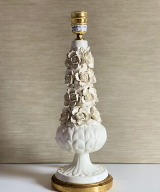 Lámpara de cerámica de Manises en color blanco con peonías y calas. Excelente estado. Vintage 50s-60s.