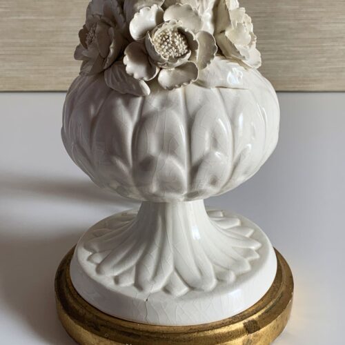 Lámpara de cerámica de Manises en color blanco con peonías y calas. Excelente estado. Vintage 50s-60s.