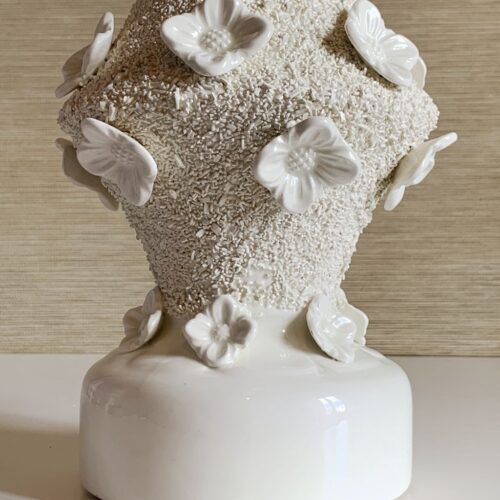 Lámpara de cerámica de Manises, Bondía, en color blanco con flores. Vintage 50s-60s.