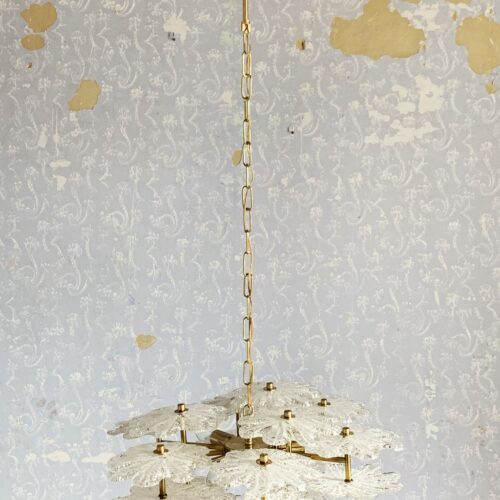CARL FAGERLUND - ORREFORS. Gran lámpara de techo, hojas de cristal y latón dorado. Vintage años 60s-70s.