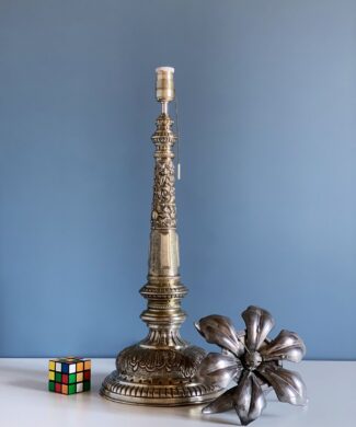 Lámpara de mesa de alpaca repujada - vintage, 1ª mitad siglo XX.