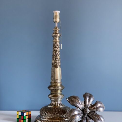 Lámpara de mesa de alpaca repujada - vintage, 1ª mitad siglo XX.