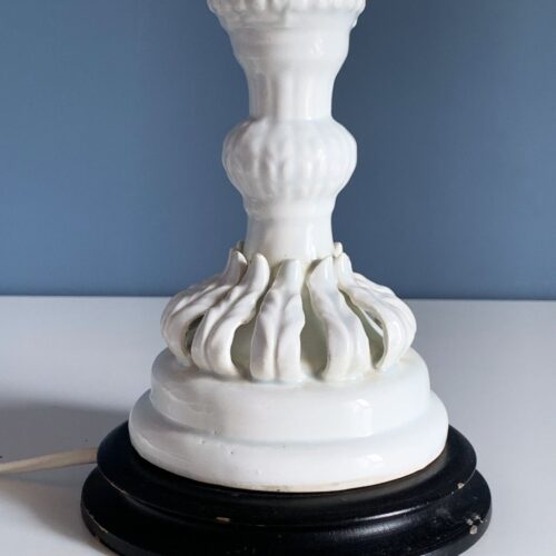 Lámpara de cerámica de Manises. Cerámica blanca y peana de madera. Vintage 50s-60s.