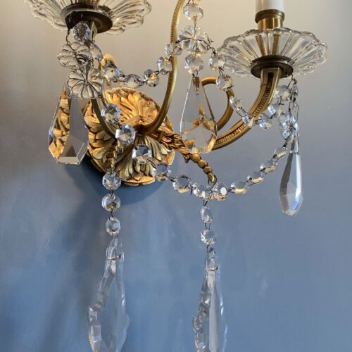 Precioso aplique antiguo de bronce y cristal, con lágrimas y flores. Francia, primera mitad siglo XX.
