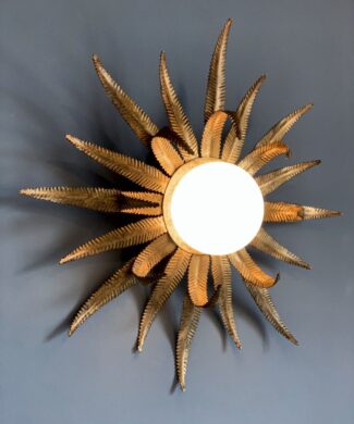 Aplique o lámpara sol de forja dorada, vintage años 60.