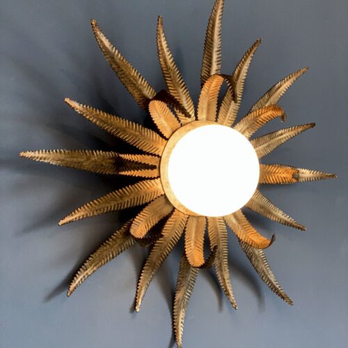 Aplique o lámpara sol de forja dorada, vintage años 60.