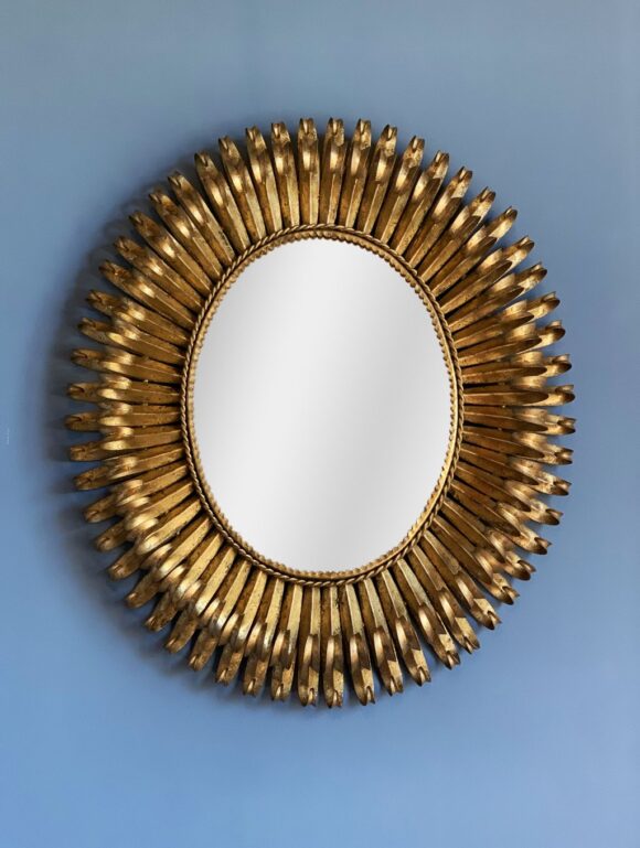 Espejo sol con diseño de hojas, forja dorada al pan de oro. Vintage años 60.