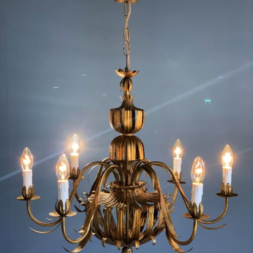 Gran lámpara chandelier de techo, en forja dorada con flores y hojas. Vintage 50s-60s.