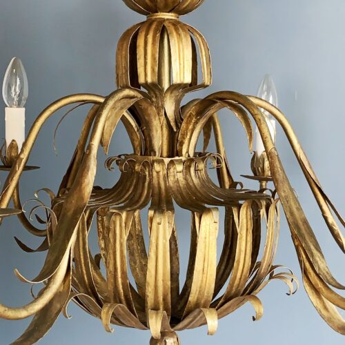 Gran lámpara chandelier de techo, en forja dorada con flores y hojas. Vintage 50s-60s.