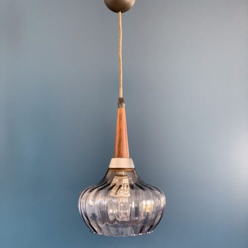 Lámpara de techo con tulipa de cristal azul y madera de teka. Vintage años 50s.