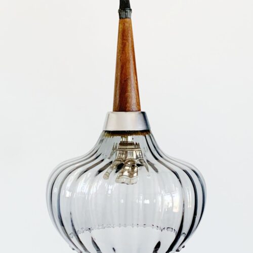 Lámpara de techo con tulipa de cristal azul y madera de teka. Vintage años 50s.