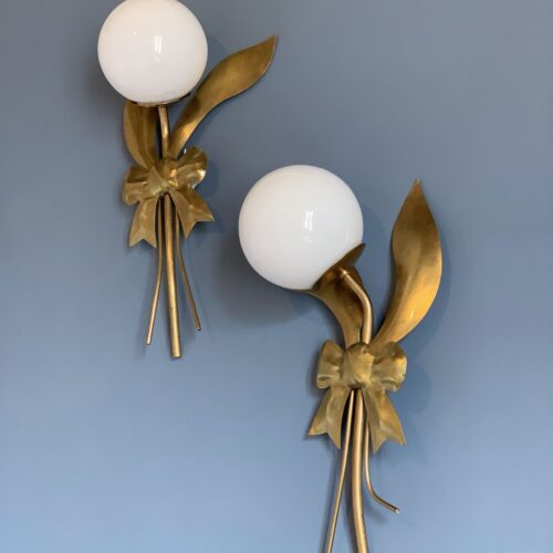 LAZOS DE LATÓN - Pareja de apliques de pared de latón dorado y globos de cristal - vintage 50s.