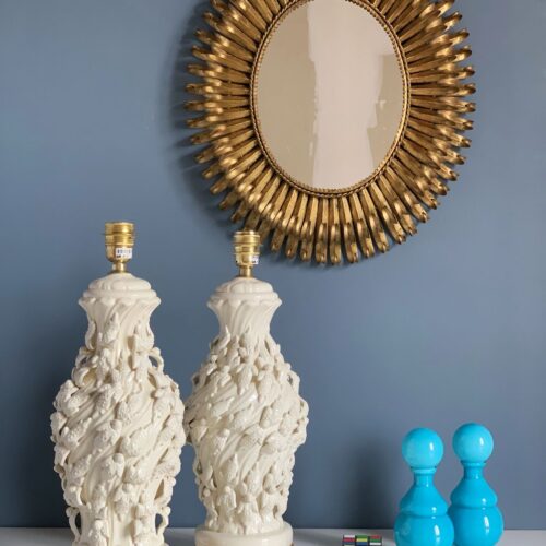 Espectacular pareja de lámparas de cerámica de Manises en color blanco. C. Bondía. Vintage 50s-60s.