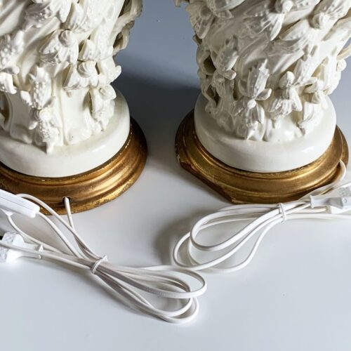 Espectacular pareja de lámparas de cerámica de Manises en color blanco. C. Bondía. Vintage 50s-60s.