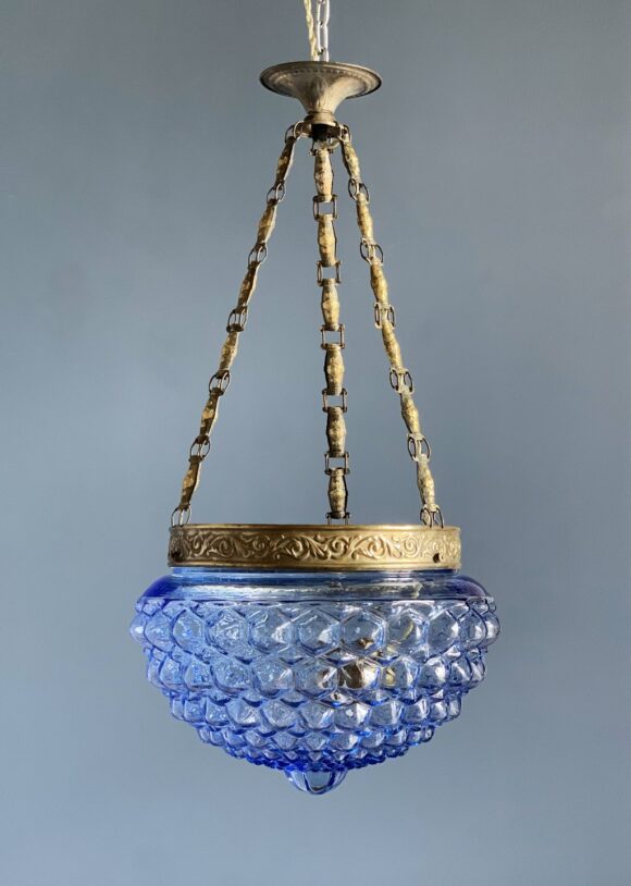 Lámpara antigua de cristal azul y cadenas. Ppios siglo XX.