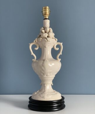 Lámpara de cerámica de Manises. Ánfora blanca con frutas y flores. 1ª mitad siglo XX.