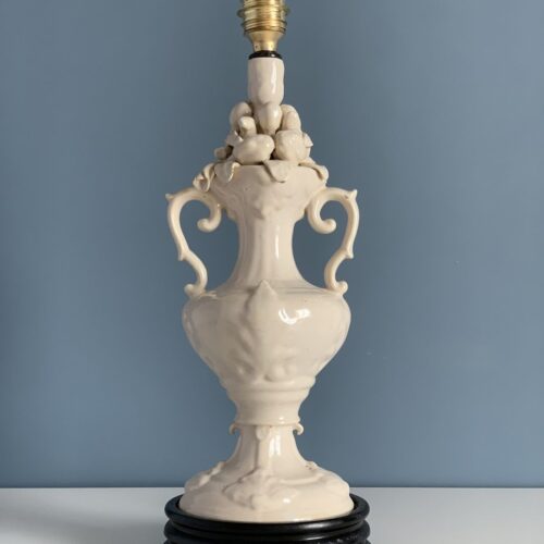 Lámpara de cerámica de Manises. Ánfora blanca con frutas y flores. 1ª mitad siglo XX.