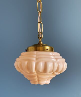 Lámpara antigua de techo en cristal opalino rosa y latón y cadenas. Ppios siglo XX.