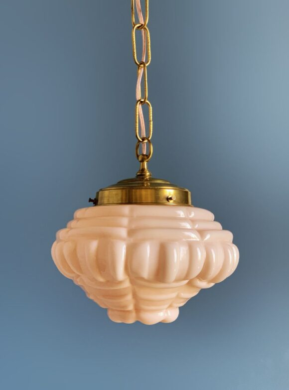 Lámpara antigua de techo en cristal opalino rosa y latón y cadenas. Ppios siglo XX.