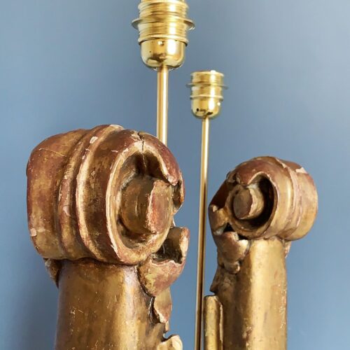Exquisita pareja de lámparas de mesa hechas con canecillos antiguos policromados y dorados - siglo XIX.