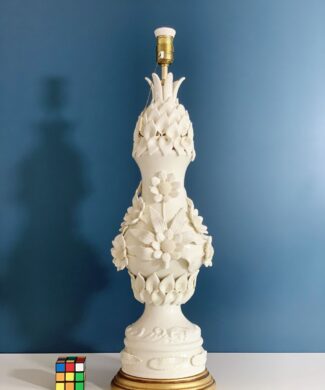 XXL Excepcional lámpara de cerámica de Manises. Flores y hojas en color blanco. C. Bondía. Vintage 50s-60s.