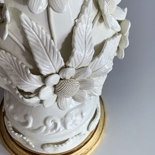 XXL Excepcional lámpara de cerámica de Manises. Flores y hojas en color blanco. C. Bondía. Vintage 50s-60s.