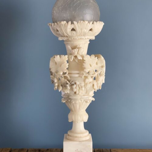 Lámpara Art Déco de sobremesa de alabastro con vides y flores, vintage 1ª mitad siglo XX.