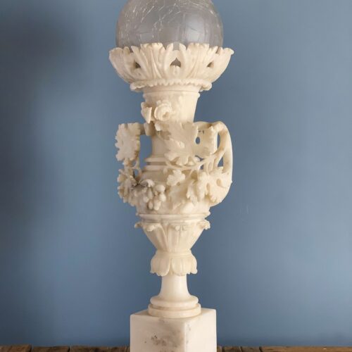 Lámpara Art Déco de sobremesa de alabastro con vides y flores, vintage 1ª mitad siglo XX.