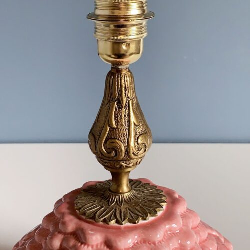 Lámpara de Manises en cerámica rosa, madera y bronce. Vintage 50s-60s.