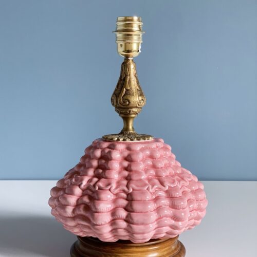 Lámpara de Manises en cerámica rosa, madera y bronce. Vintage 50s-60s.