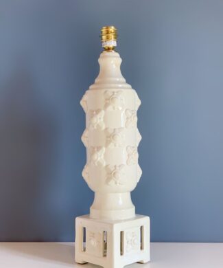 Gran lámpara de cerámica de Manises, C. Hispania. Columna blanca con flores. Vintage años 50-60s.