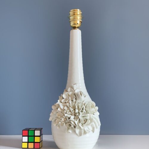 Exquisita lámpara de cerámica de Manises, blanca con flores. Vintage 50s-60s.