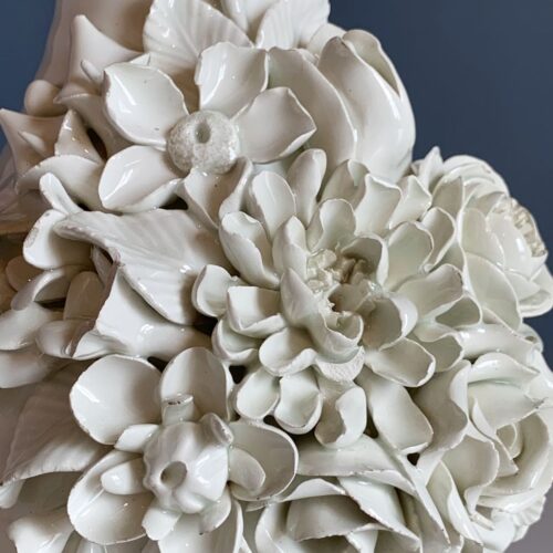 Exquisita lámpara de cerámica de Manises, blanca con flores. Vintage 50s-60s.