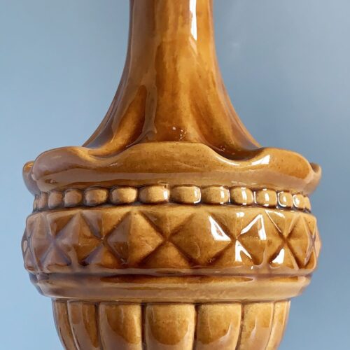 Lámpara de cerámica de Manises, en color caramelo. Vintage años 50s- 60s