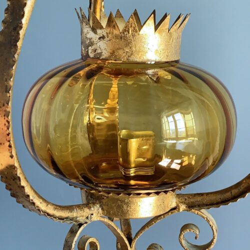 Lámpara de techo en forja dorada con tulipa de cristal ámbar. Vintage 50s-60s.