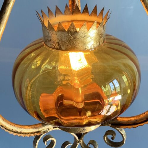 Lámpara de techo en forja dorada con tulipa de cristal ámbar. Vintage 50s-60s.
