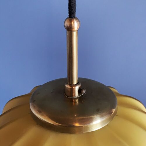 Preciosa lámpara farolillo de cristal opal y latón dorado, vintage 50s.