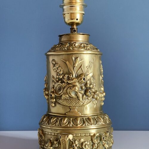 Antigua lámpara de petróleo adaptada - latón dorado con motivos florales. Francia, ca. 1890.