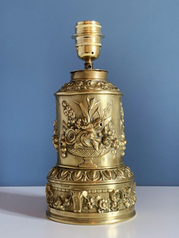 Antigua lámpara de petróleo adaptada - latón dorado con motivos florales. Francia, ca. 1890.