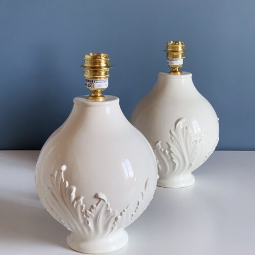 Pareja de lámparas de cerámica de Manises, blanco, con diseño de hojas. Vintage 70s-80s.